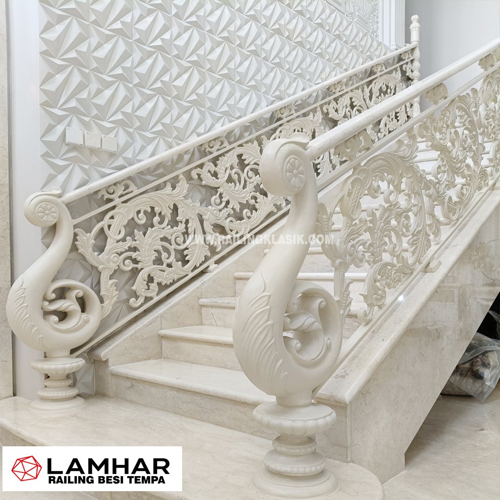 Railing tangga klasik besi tempa warna putih untuk rumah mewah